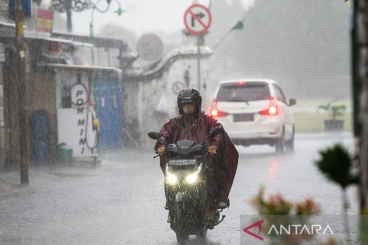 Hujan deras dan angin kencang berpotensi landa sejumlah wilayah