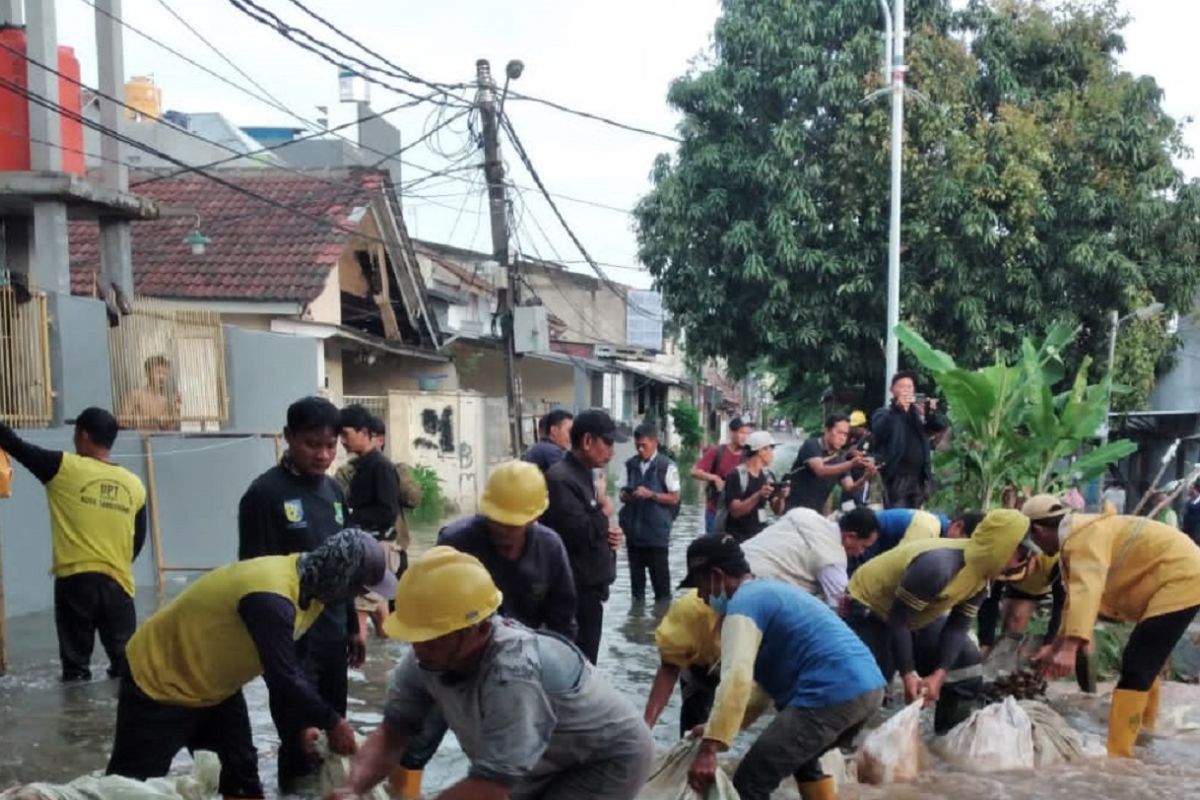 Pemkot Tangerang pasang kisdam atasi tanggul jebol di Periuk