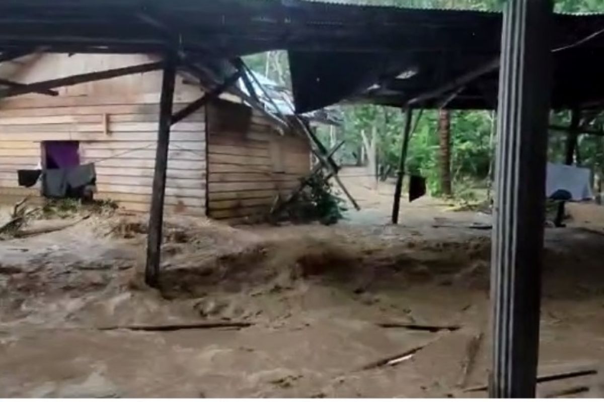 Rumah warga rusak dihempas banjir bandang di Malinau Loksado