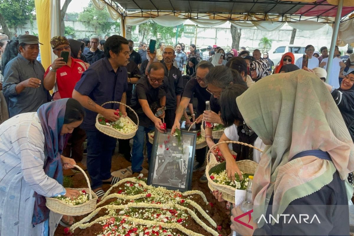 Nomo Koeswoyo telah dimakamkan di TPU Jeruk Purut siang tadi