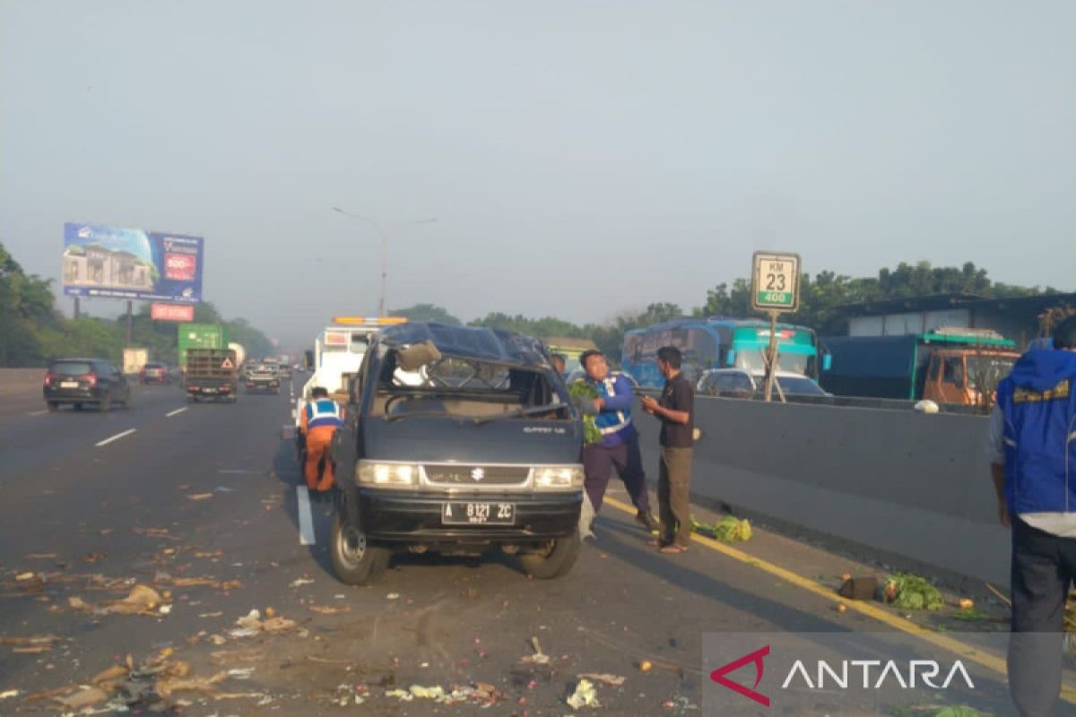 Pikap sayur terbalik di Tol Tangerang-Jakarta karena pecah ban