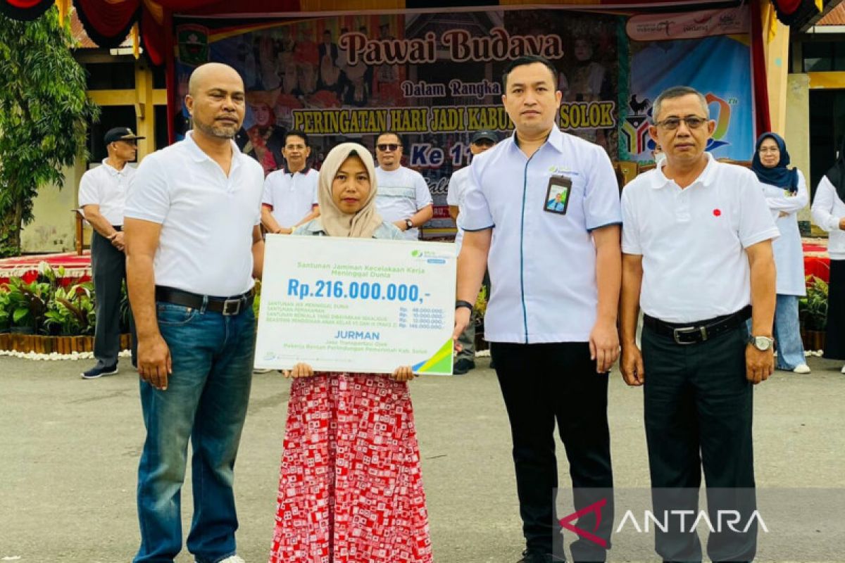 JAMSOSTEK Cabang Solok serahkan santunan Rp216 Juta kepada keluarga korban pekerja rentan