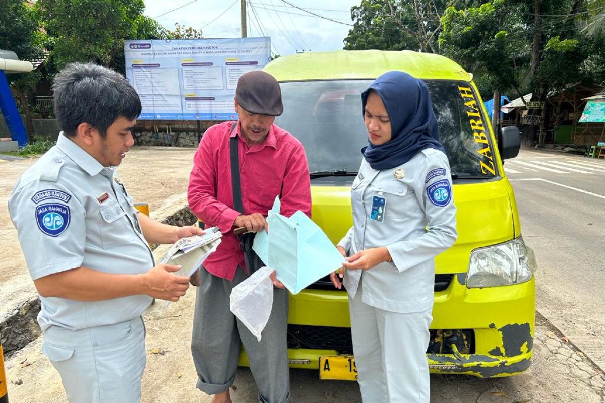 Petugas Jasa Raharja Tim Samsat Kota Serang melakukan Door to Door