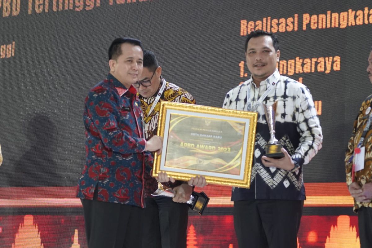 Realisasi pendapatan tertinggi, Wali Kota Banjarbaru raih APBD Award 2023