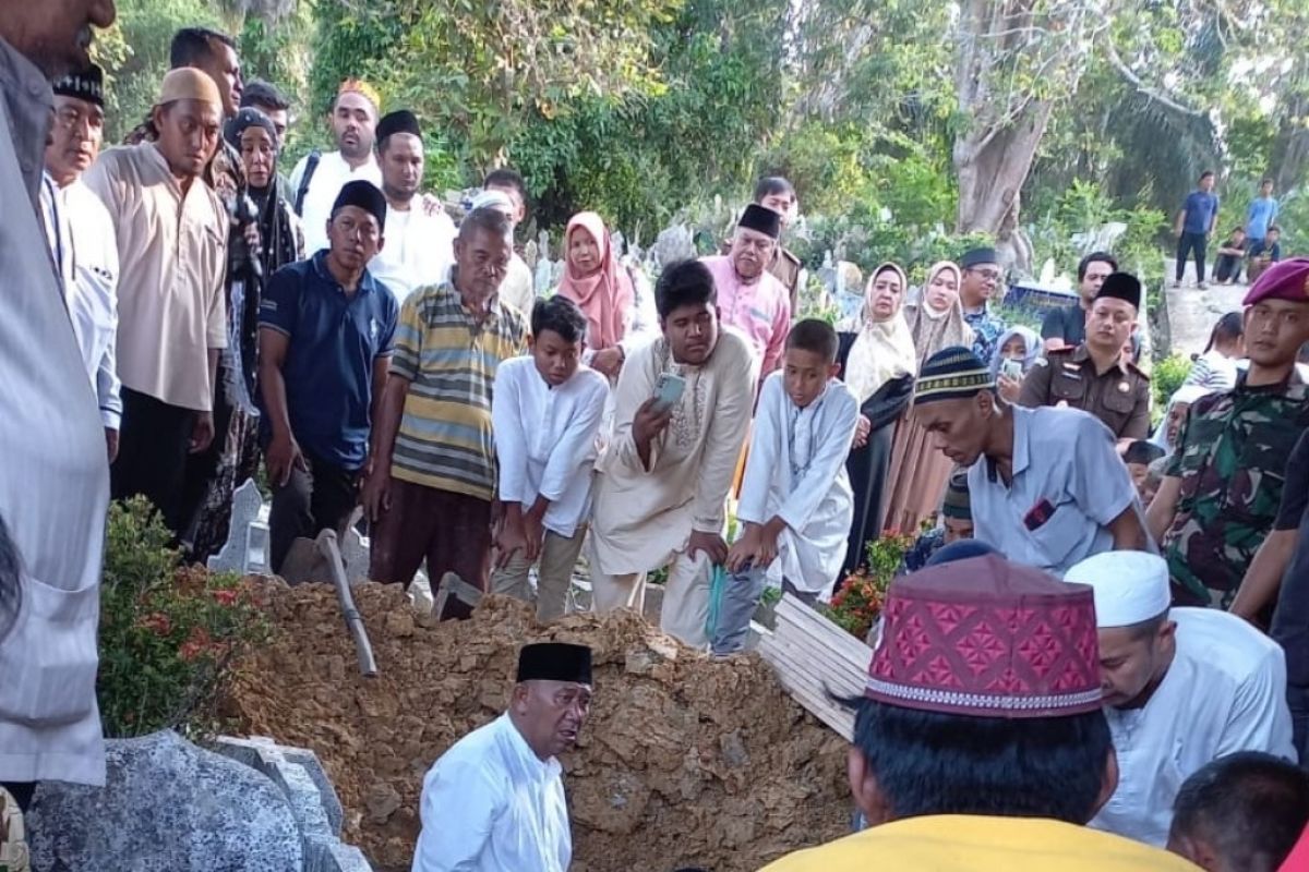 Plt Bupati Syah Afandin bertindak sebagai imam sholat jenazah ibundanya