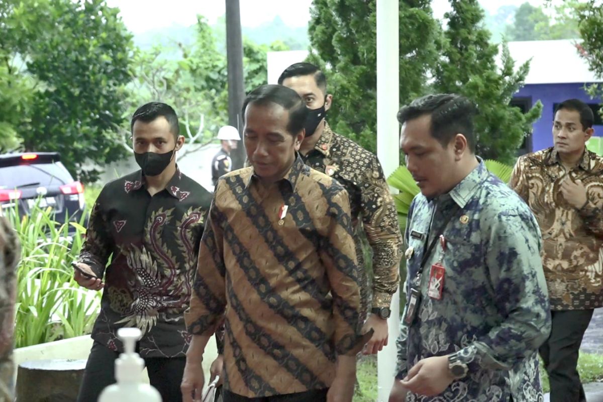 Presiden Jokowi hadiri istigasah dan resmikan infrastruktur di Kalsel