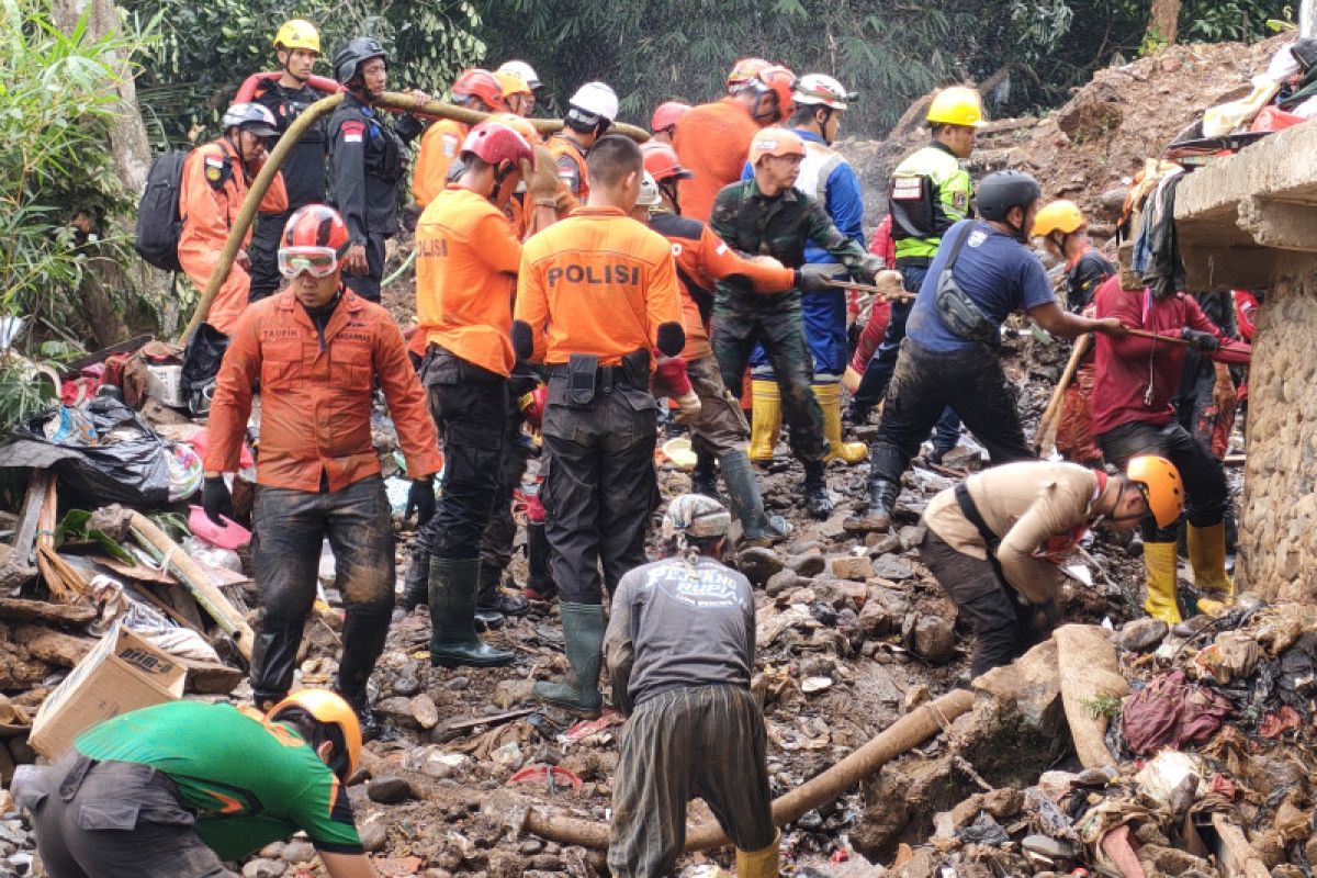 Material longsor yang tebal hambat proses pencarian korban longsor di Empang