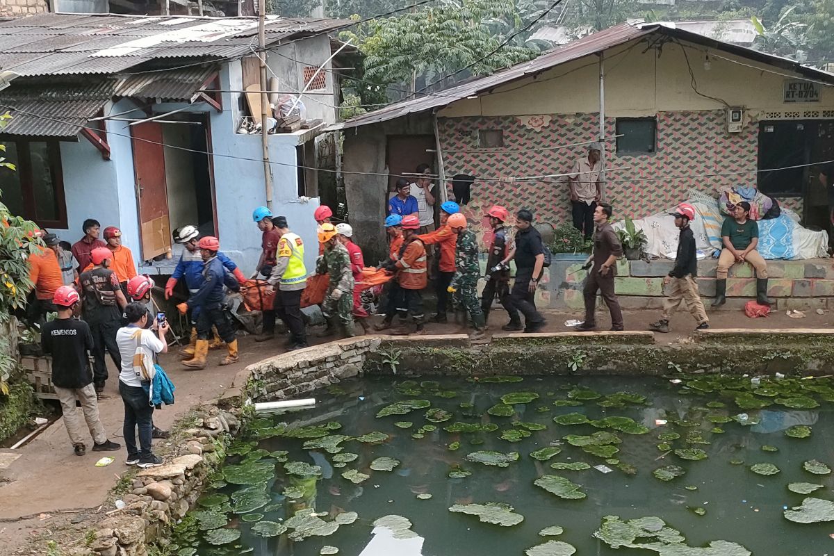 Tim gabungan evakuasi dua jenazah korban tertimbun longsor di Empang Bogor