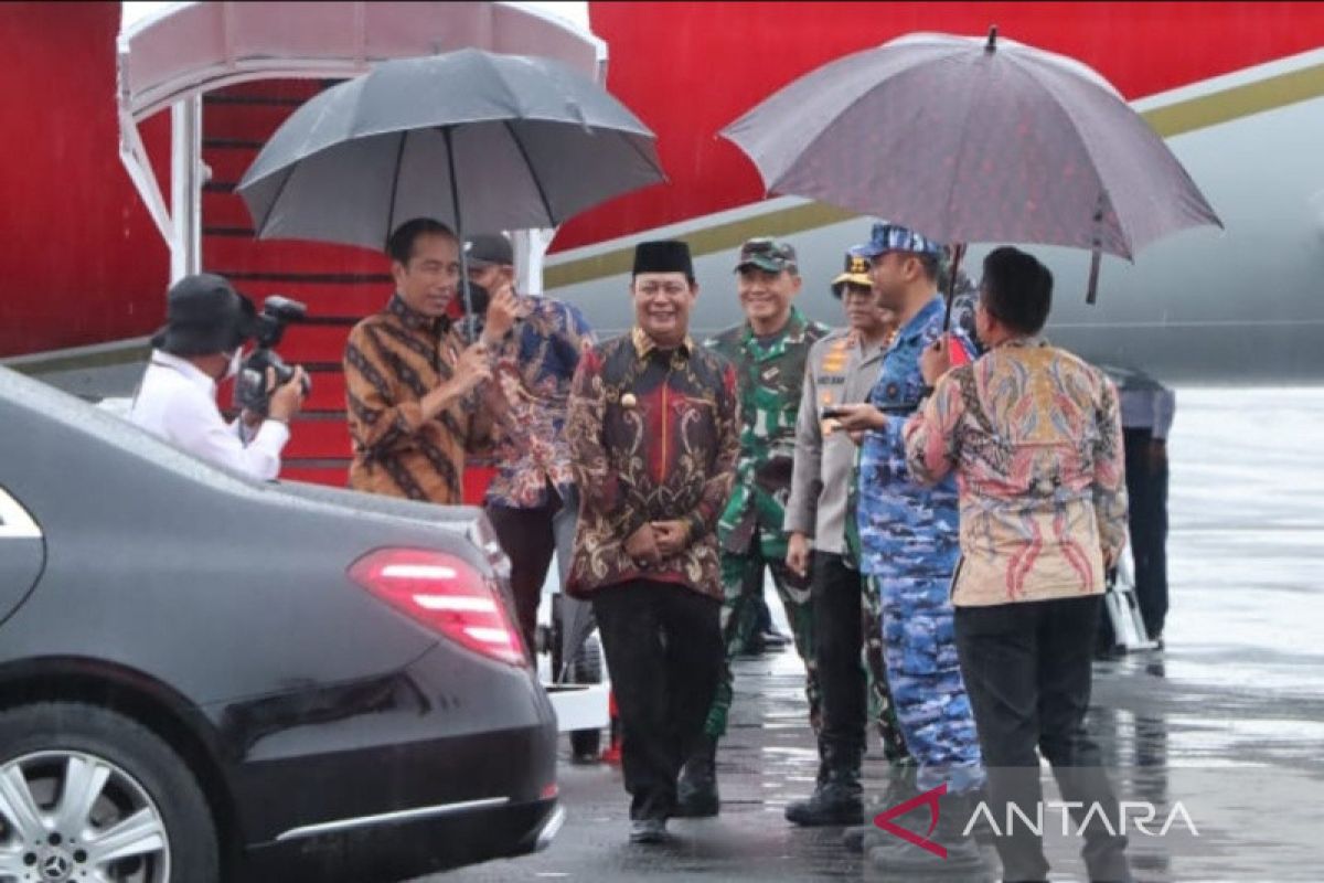 Presiden Jokowi mendarat di Bandara Syamsudin Noor saat cuaca hujan