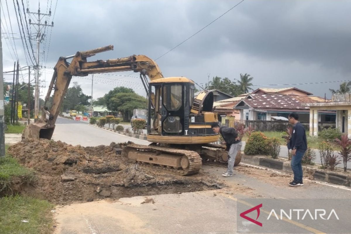 Ruas jalan nasional di Pasir Panjang Singkawang rusak