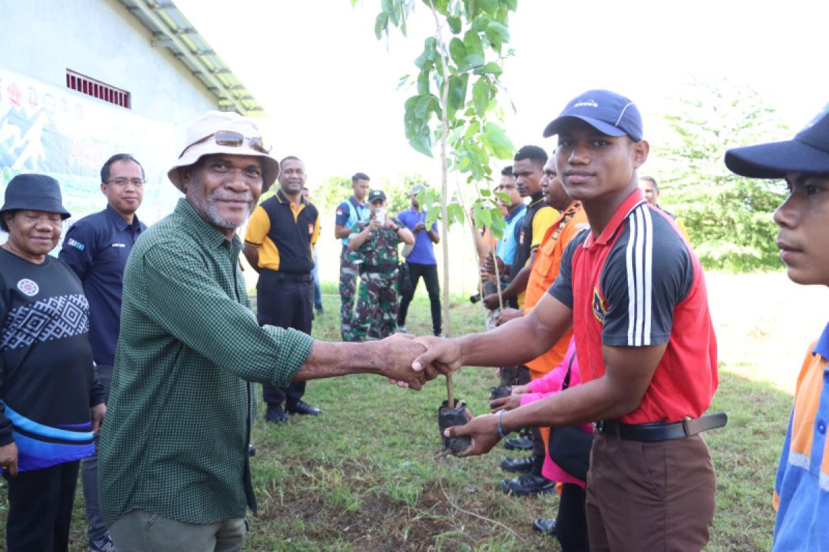 Polres Jayapura menanam 1.000 pohon peringati banjir bandang Sentani