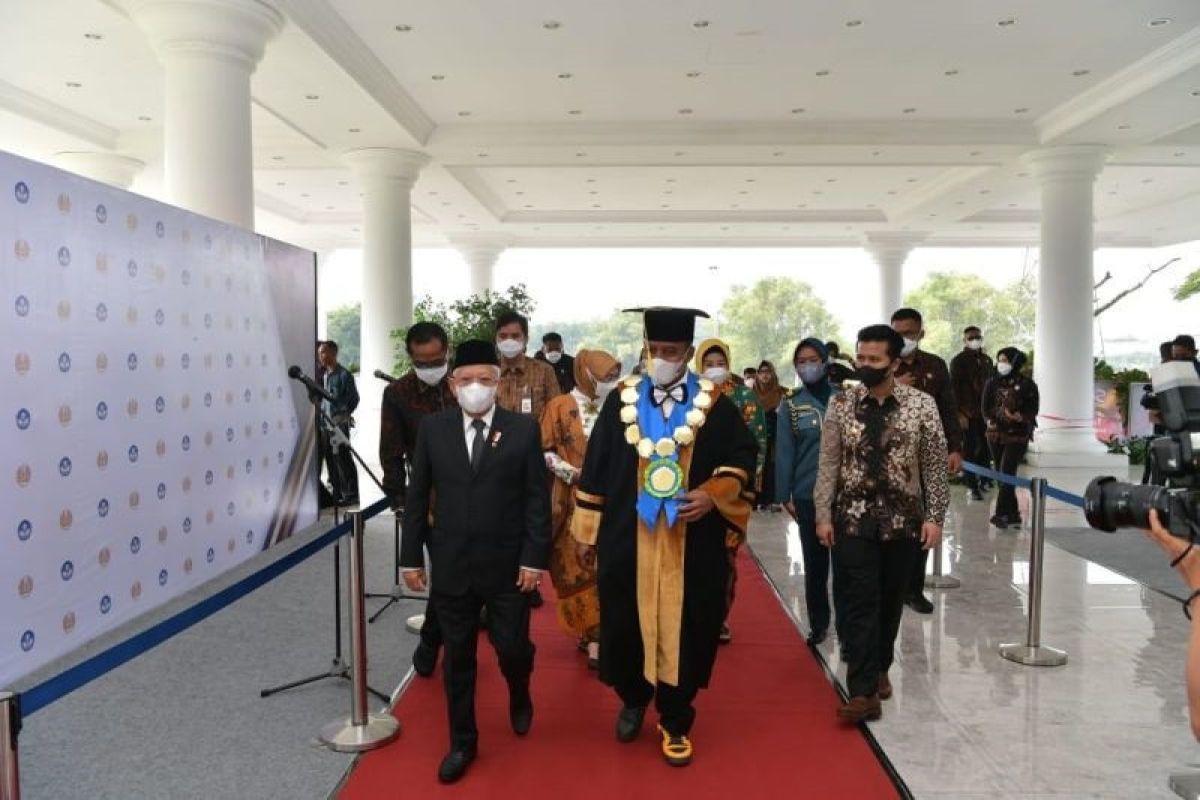 Putri Wapres Ma'ruf Amin dikukuhkan sebagai Guru Besar Universitas Negeri Surabaya