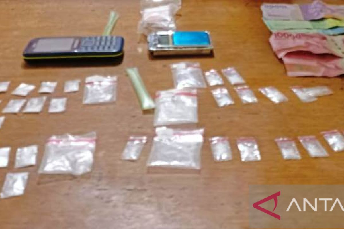 Bersumber informasi masyarakat, polisi Bukittinggi tangkap pemilik 33 paket sabu