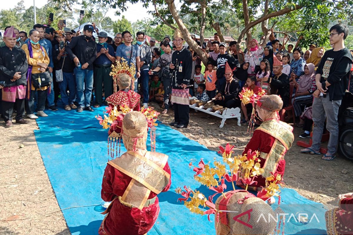 Peserta Rakernas ke-VII AMAN disambut dengan Tari Kejei di Lubuk Kembang