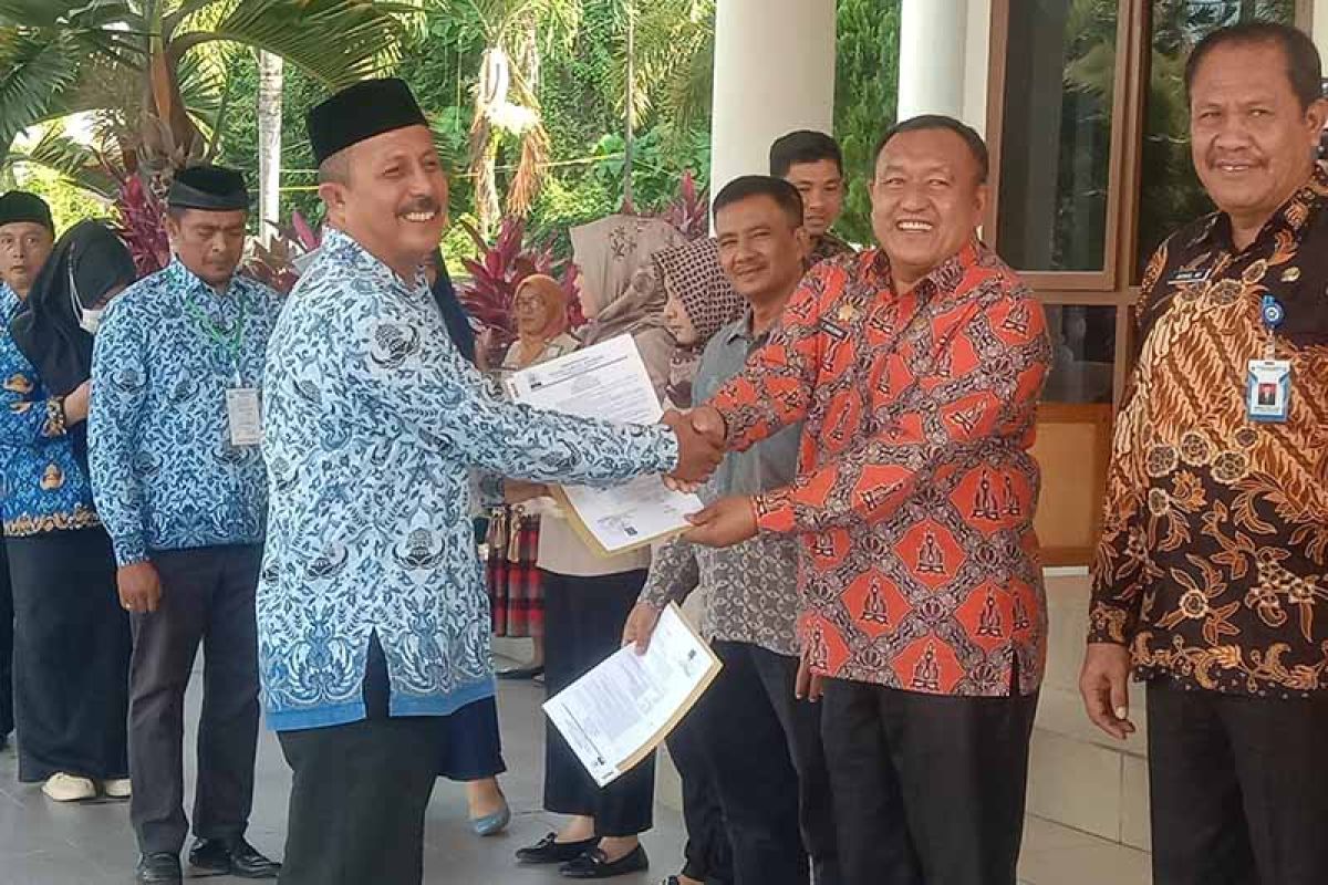 PNS Pemkab Aceh Selatan terima SK kenaikan pangkat