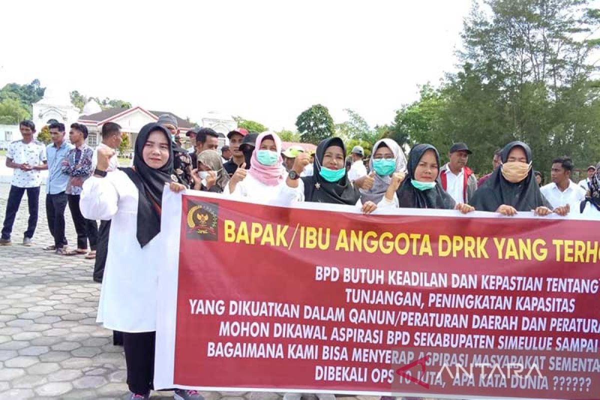 Ratusan anggota BPD di Simeulue demo tuntut kesetaraan gaji