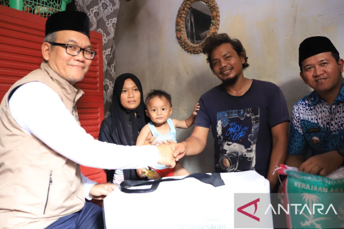 Baznas Tangerang salurkan 240 paket sembako bantuan Raja Salman