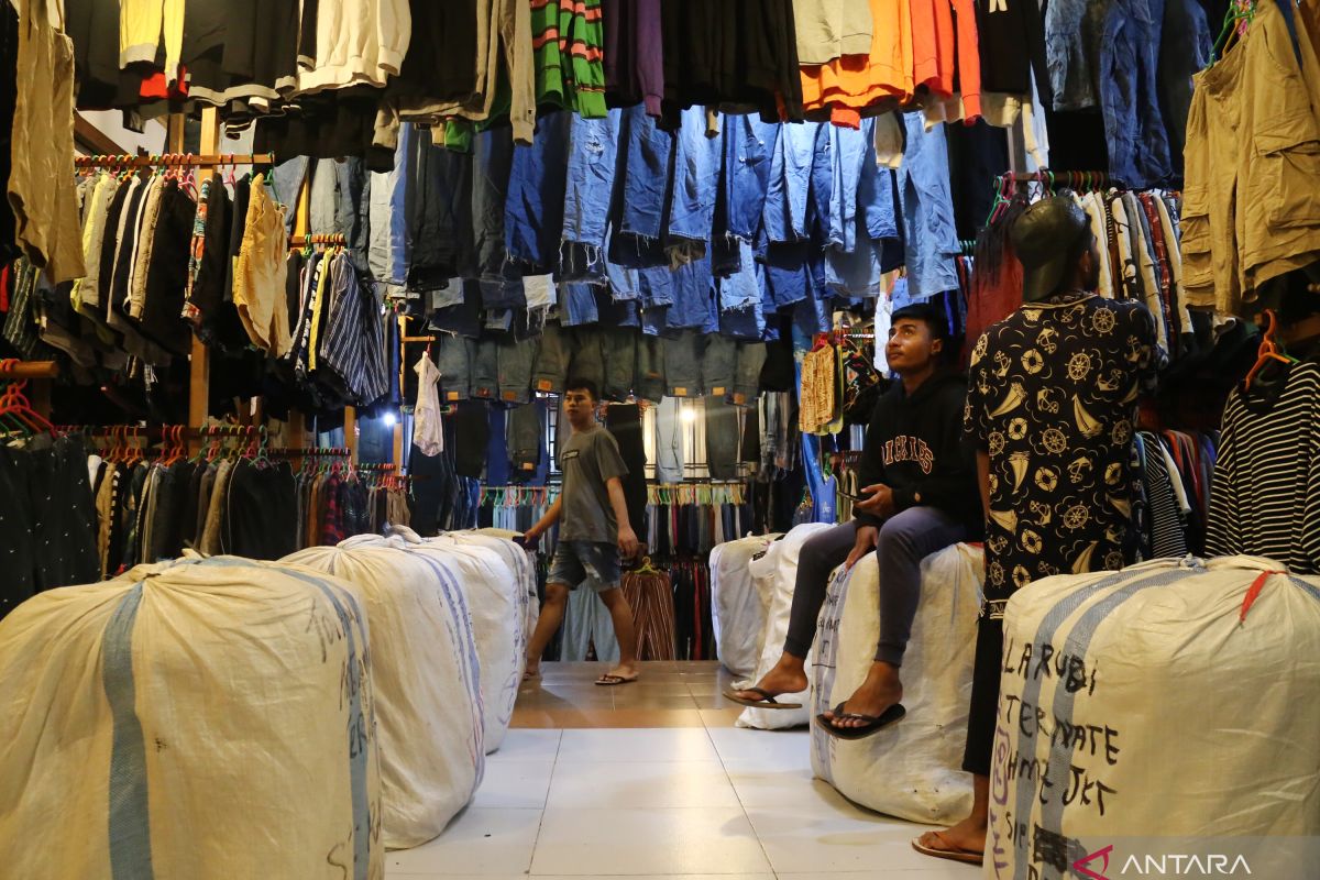 Kapolri Listyo Sigit Prabowo perintahkan jajaran usut penyeludupan pakaian bekas impor