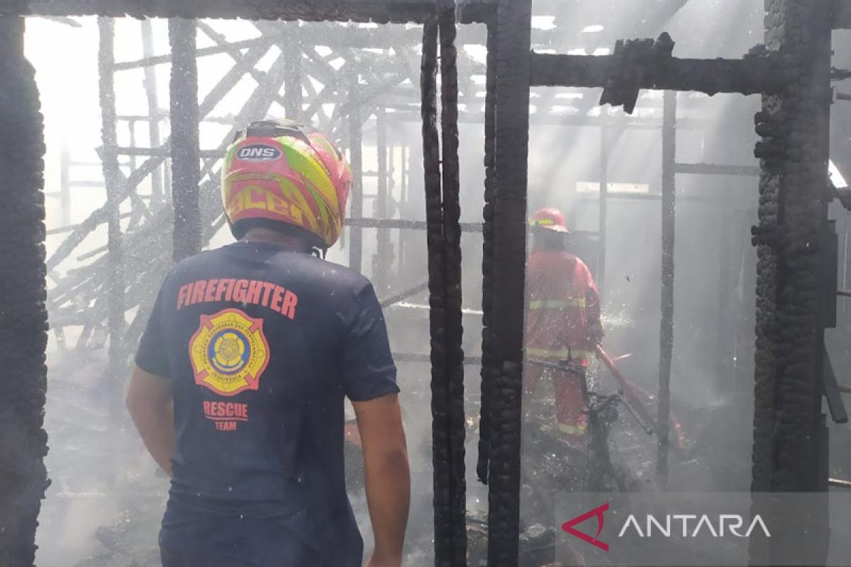 12 pintu rumah kontrakan hingga tiga motor di Kobar hangus terbakar