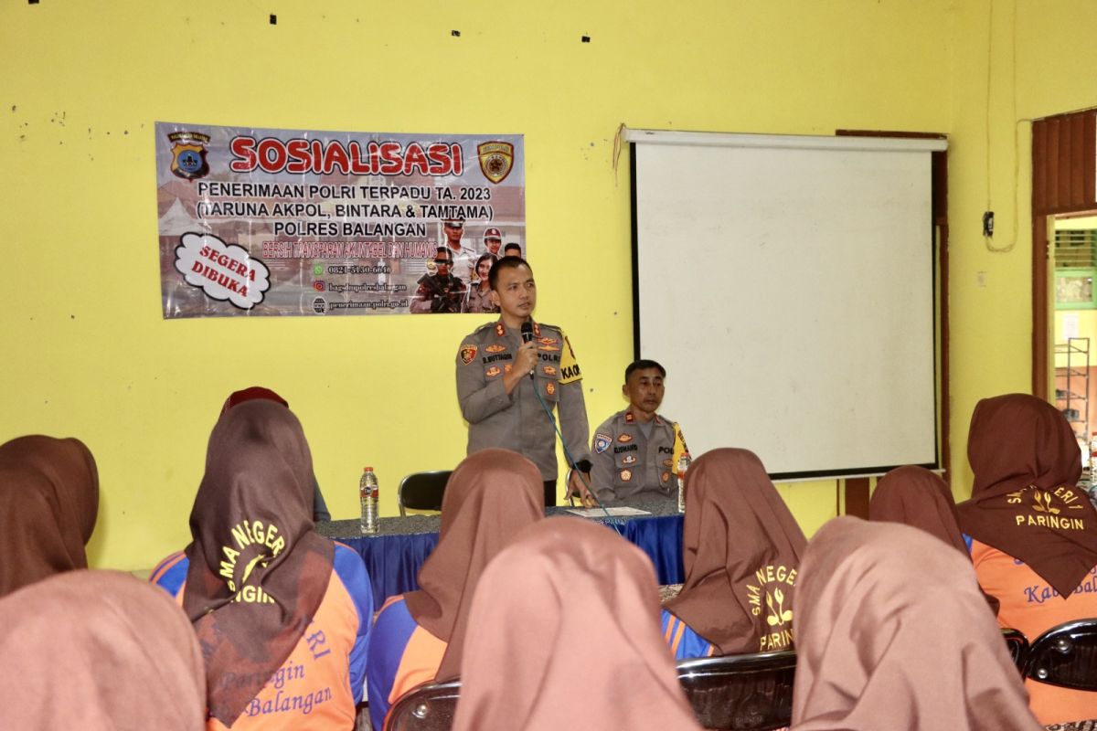 Kapolres Balangan sosialisasikan penerimaan anggota Polri di SMAN 1 Paringin