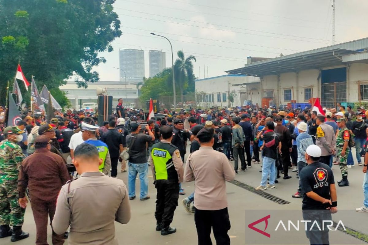 Ratusan warga  Ganda Mekar Bekasi datangi perusahaan otomotif salurkan aspirasi