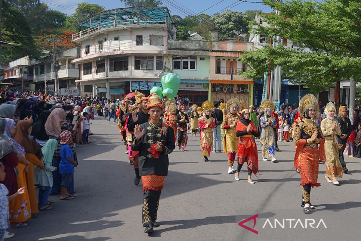 Ribuan wisatawan antusias saksikan pawai budaya Sabang Marine Festival