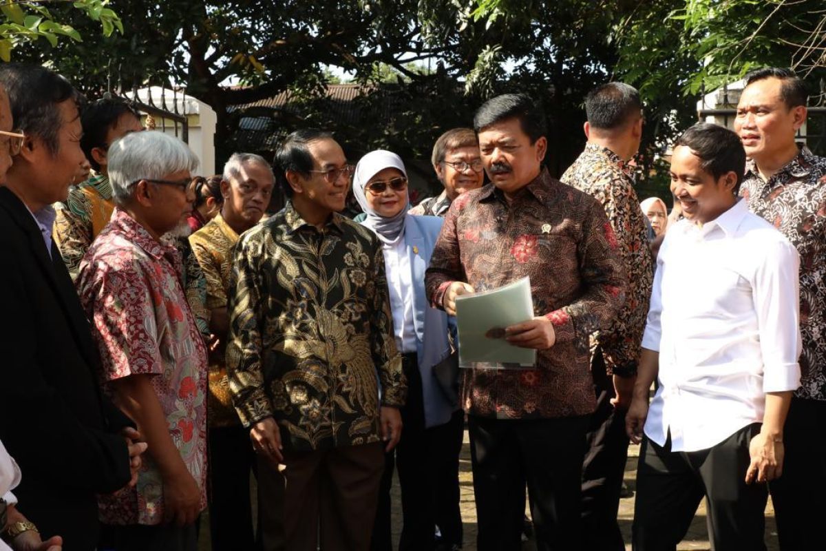 Menteri ATR/BPN beri sertifikat tanah untuk perumahan dosen Unhas