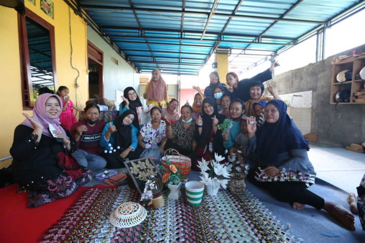 Ngantor di desa, Bupati Ipuk ke daerah percontohan ramah perempuan dan anak