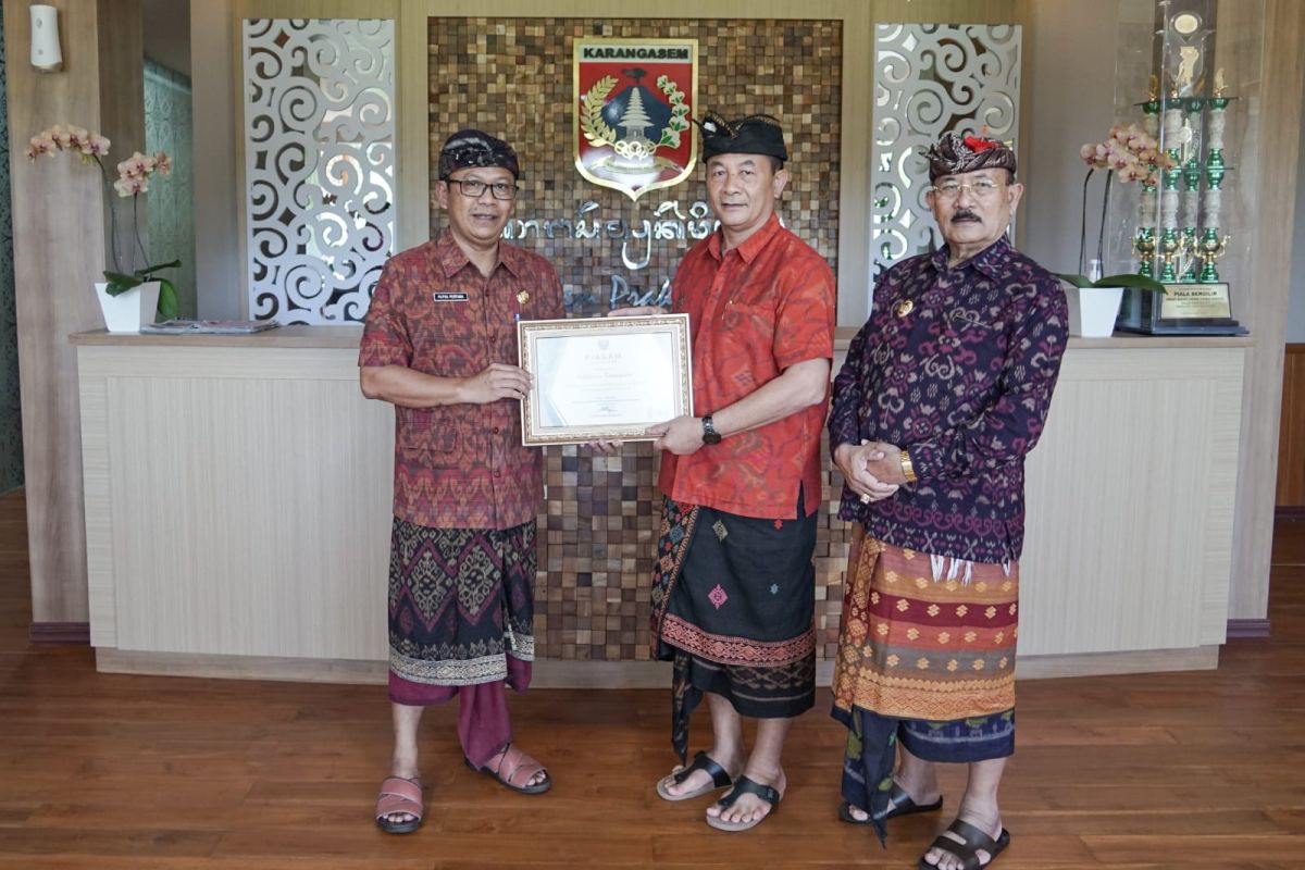 Pemkab Karangasem terima penghargaan dari Menko PMK berkat capaian UHC