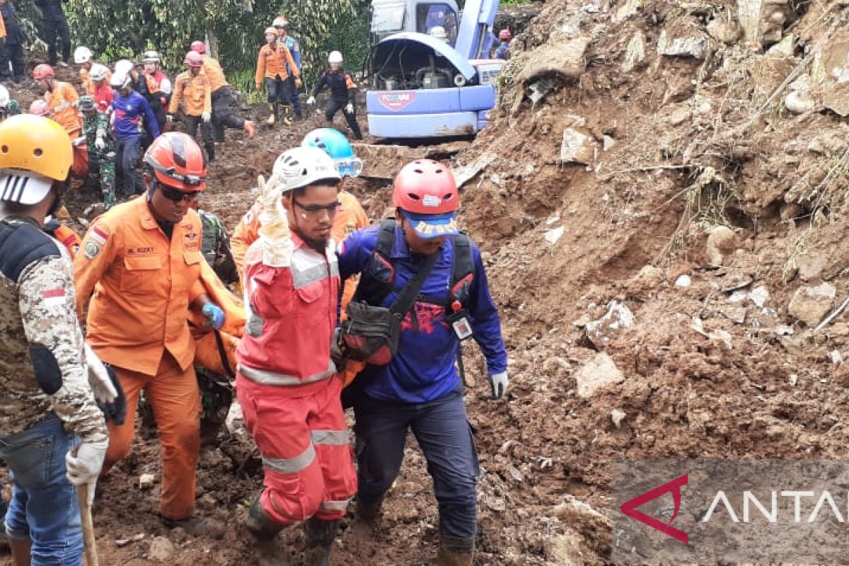 Tim gabungan telah selesai evakuasi enam korban meninggal tertimbun longsor Empang