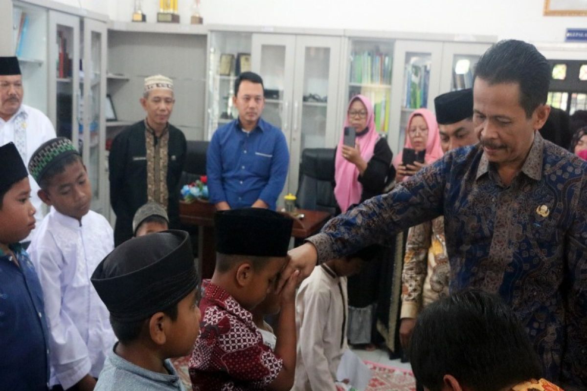 Plt Sekdako serahkan santunan kepada anak yatim piatu sambut Ramadhan