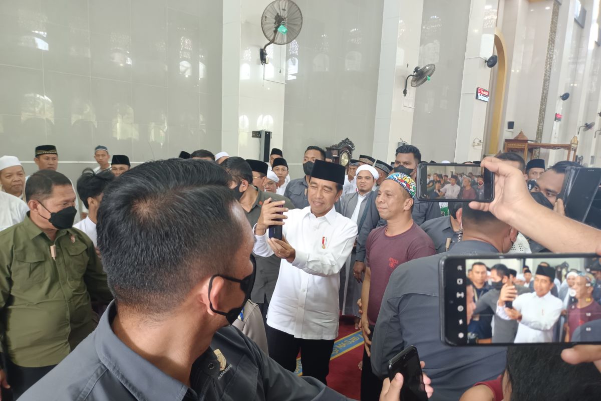 Jokowi Shalat Jumat di Masjid Agung Al Munawwarah Banjarbaru