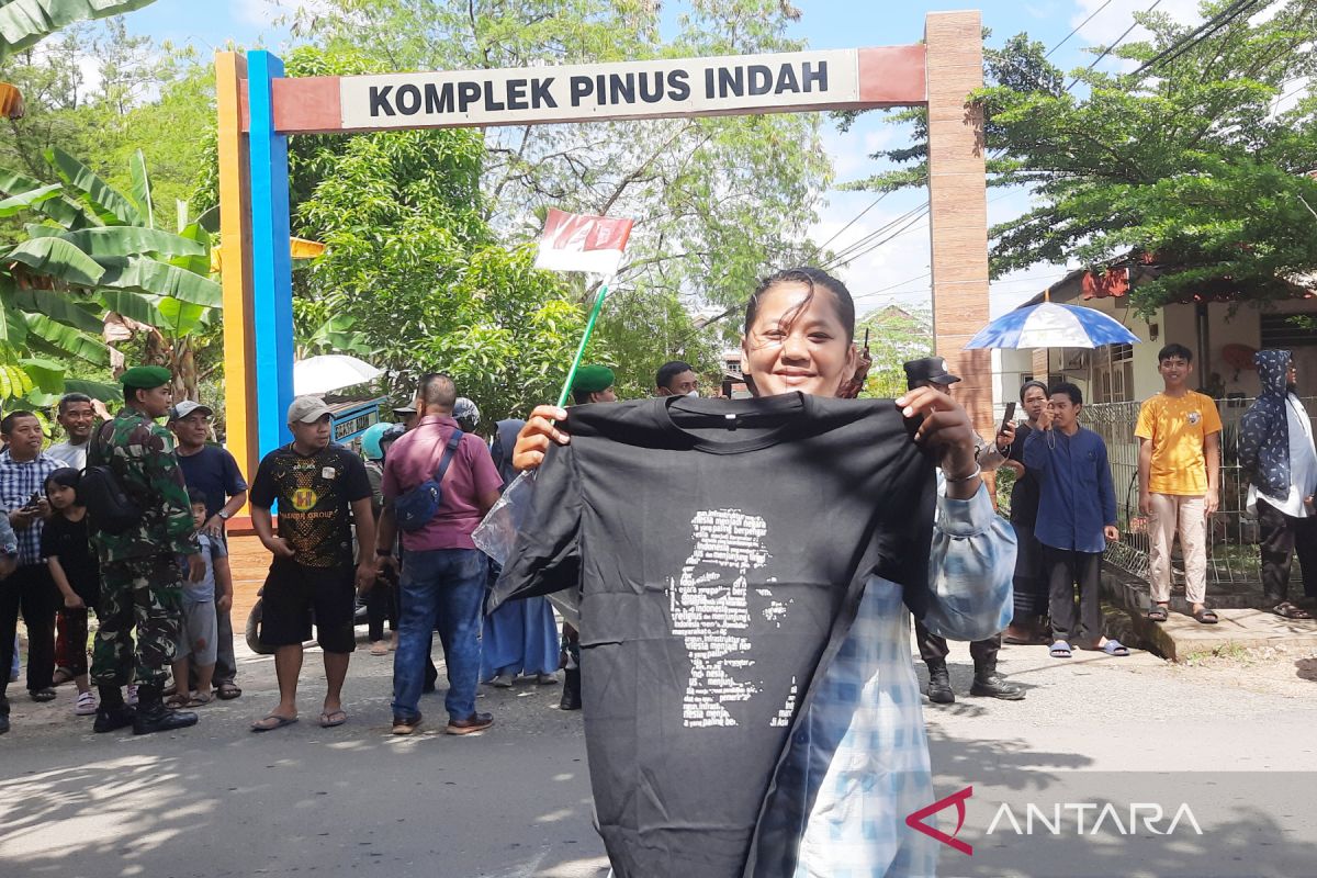 Emak-emak di Banjarbaru sumringah dapat kaos Presiden Jokowi