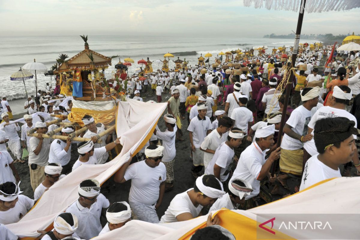 Menyucikan diri melalui upacara melasti jelang Hari Nyepi di Bali