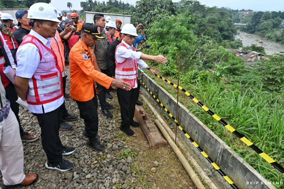 Menhub: Dua tahapan rekonstruksi jalur KA Bogor-Sukabumi imbas longsor