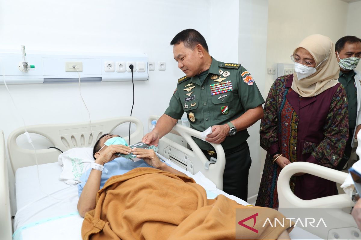 Kasad beri perhatian kepada warga Subang penderita lumpuh