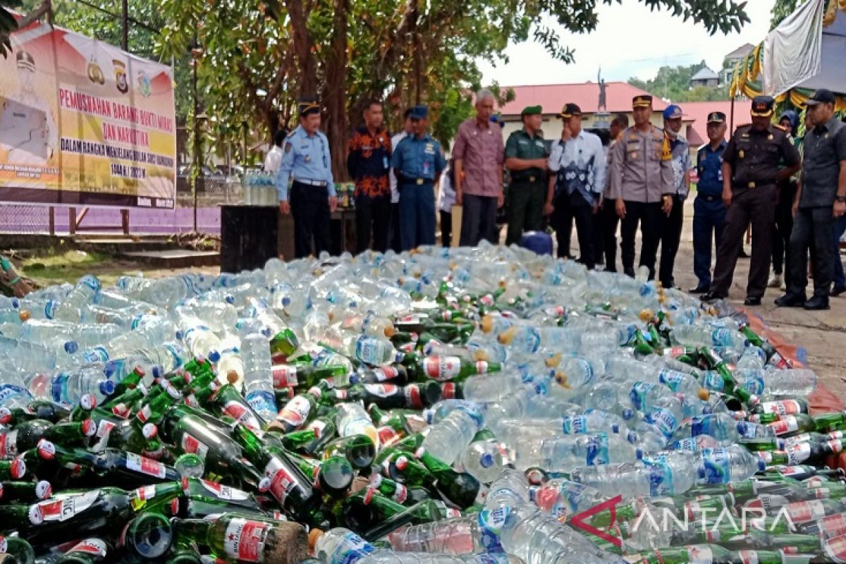 Polisi musnahkan ribuan botol minuman keras dan narkotika