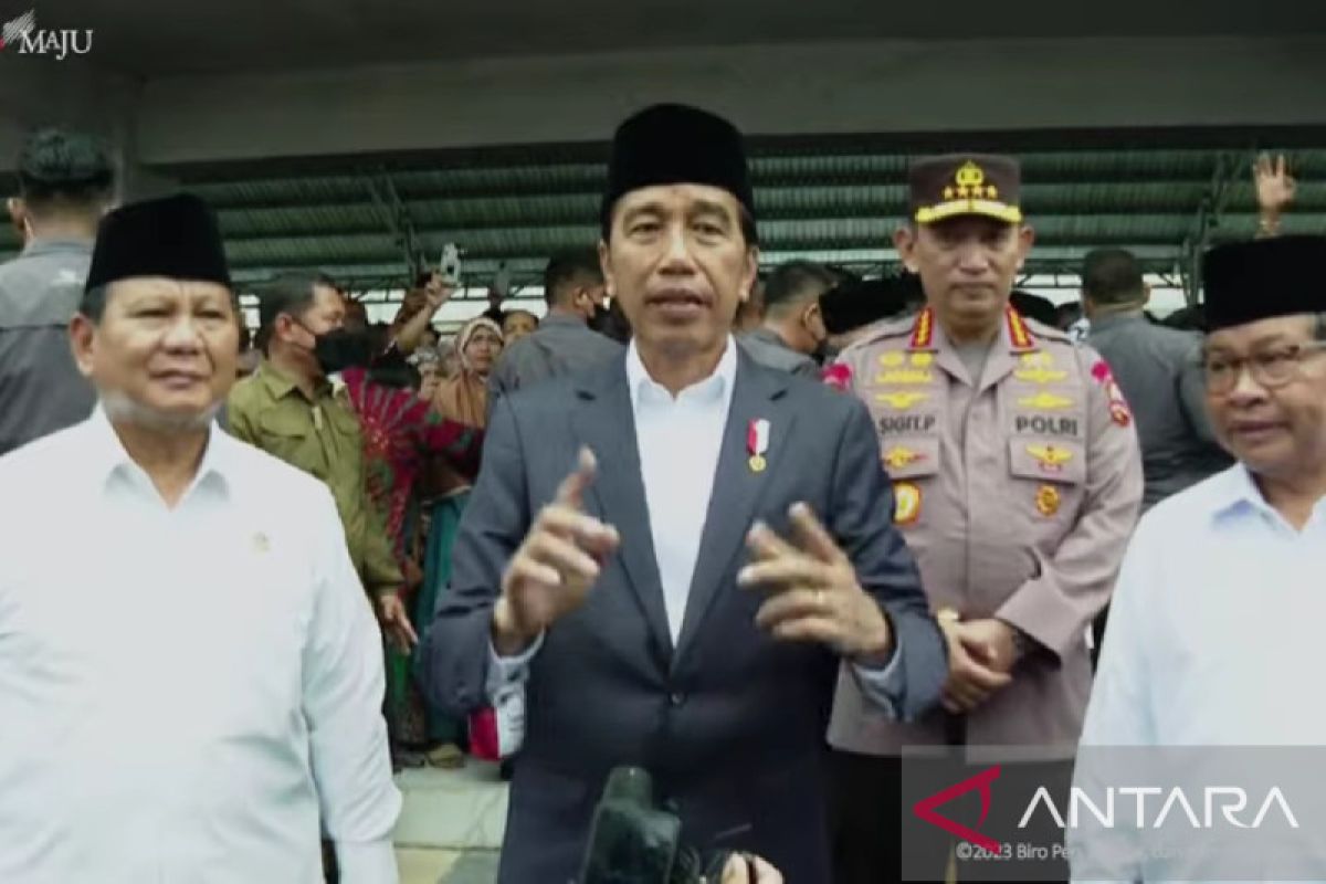 Jokowi mengecek harga barang di Pasar Rakyat Tabalong