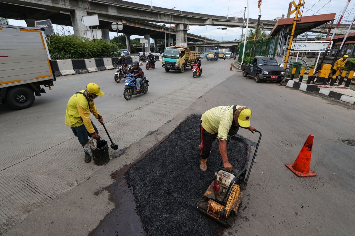 Legislator desak Dinas Bina Marga DKI optimalkan perbaikan jalan rusak