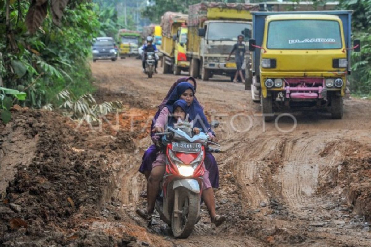 Jalan rusak di Muaraojambi