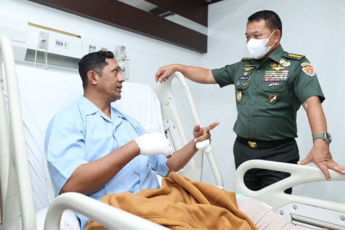 Kasad Jenderal TNI Dudung Abdrucahman jenguk prajurit korban penyerangan KKB Yahukimo di RSPAD
