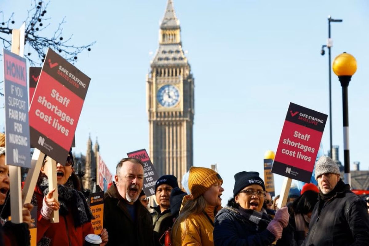 Pemerintah Inggris tawari nakes kenaikan gaji 5 persen