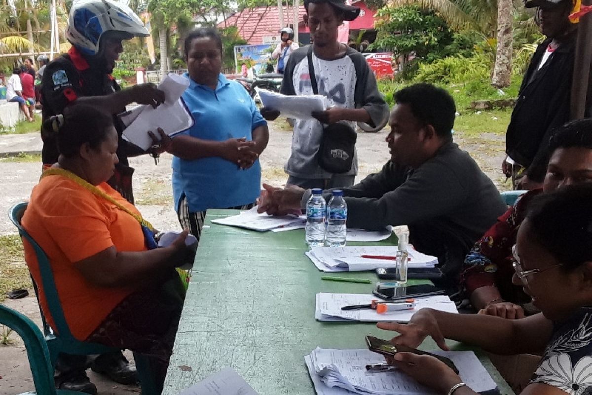 Warga Biak Numfor mulai terima BLT lewat kantor Pos