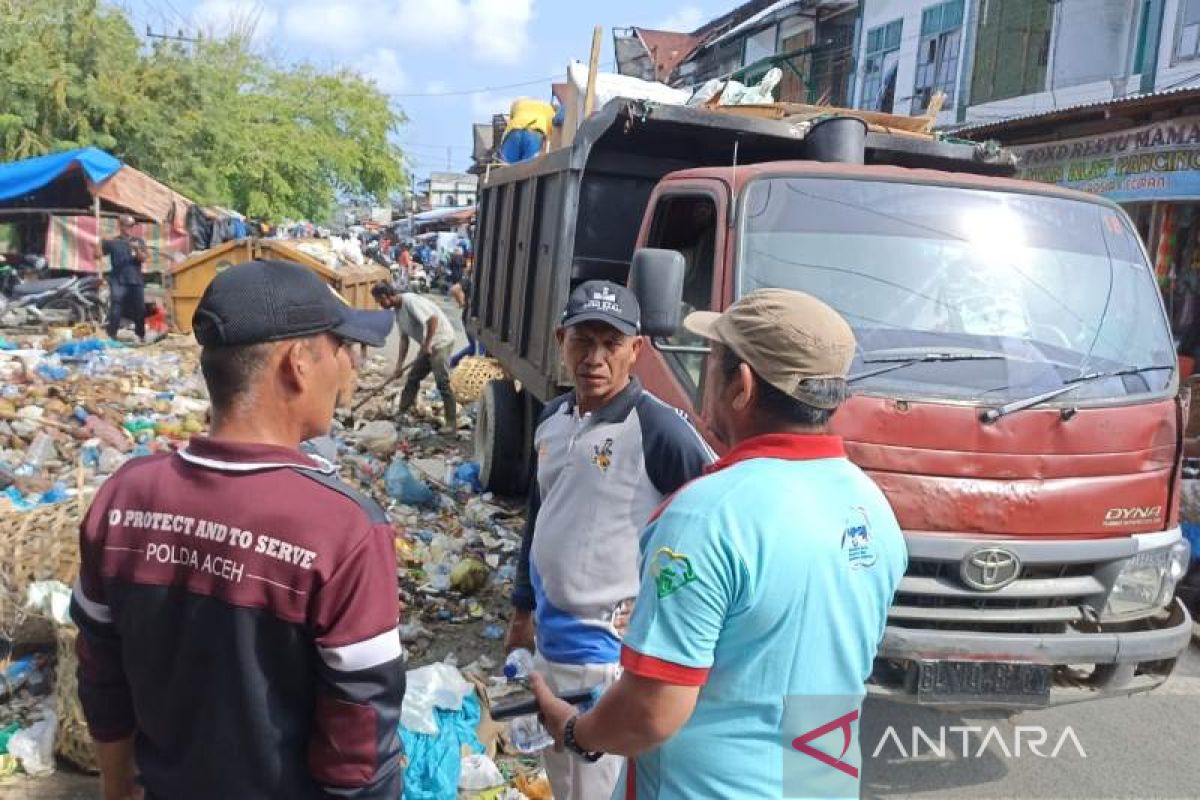 Pemkab Aceh Barat Gelar Aksi Kumpulkan Sampah Wujudkan Gerakan