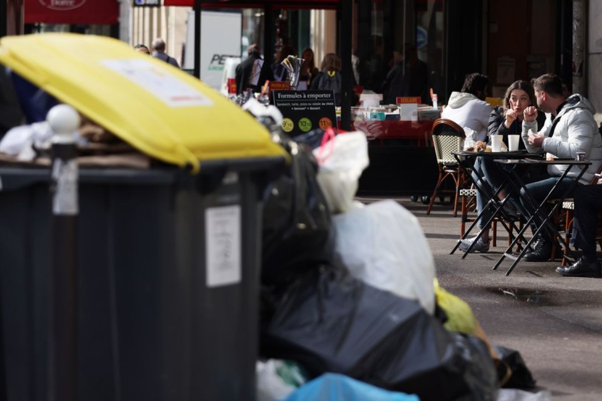 Sampah menumpuk di Paris akibat aksi mogok tolak reformasi pensiun