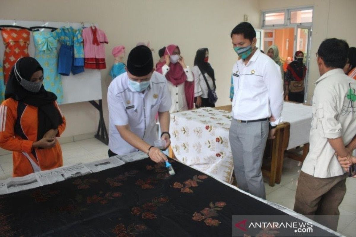 Pemkab OKU Sumsel mengembangkan batik khas daerah