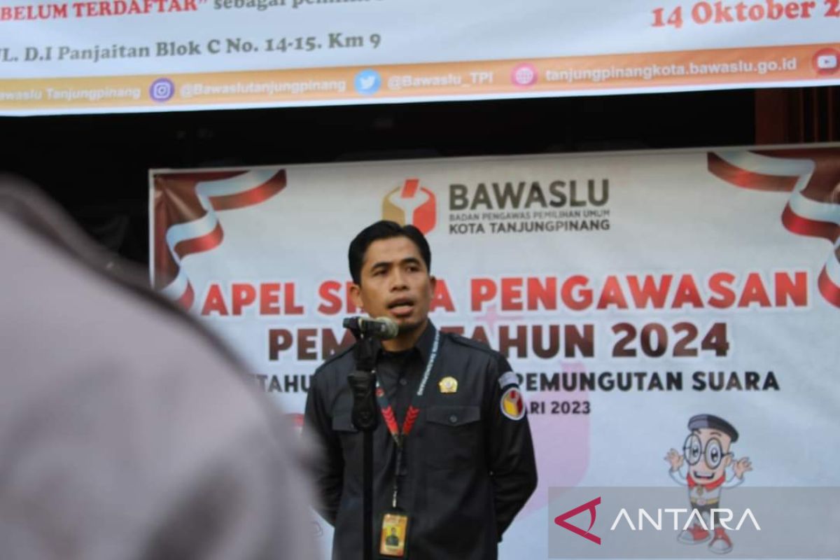 Bawaslu Tanjungpinang temukan stiker penelitian pemilih ditempel di dalam ruko