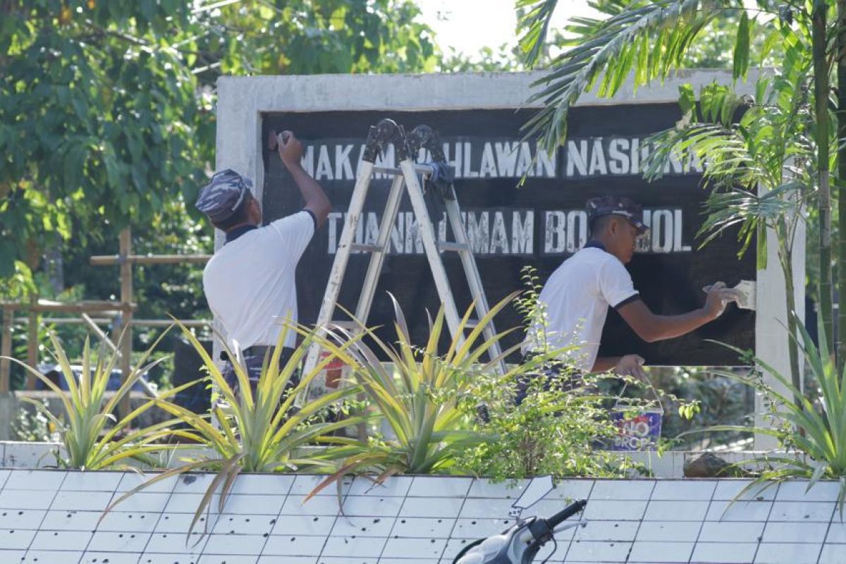 Lanudal Manado bakti sosial bersihkan makam pahlawan Imam Bonjol