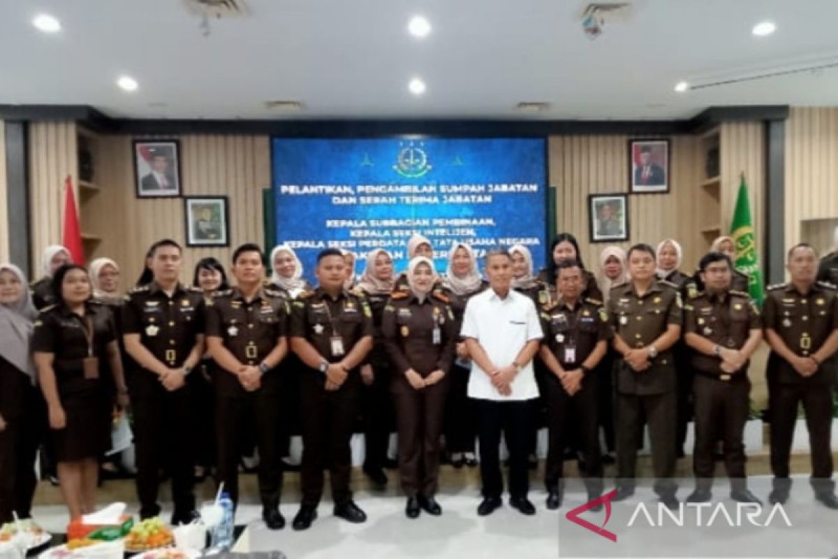 Pesan Kajari Cantik Saat Lantik Dua Pejabat Baru