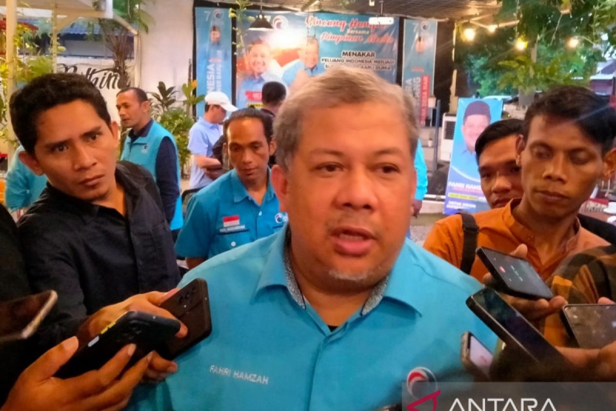 Fahri Hamzah sindir anggota DPR  yang jadi penyalur bansos ketimbang lakukan pengawasan